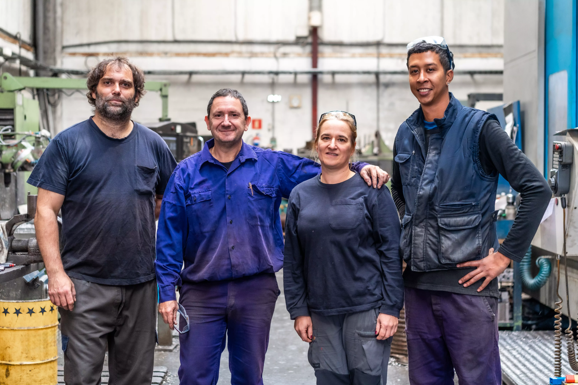 Équipe de professionnels serruriers souriants dans un atelier, représentant le savoir-faire et l'engagement d'une entreprise de serrurerie à Nantes. Un groupe uni, prêt à intervenir pour la sécurité de votre domicile.